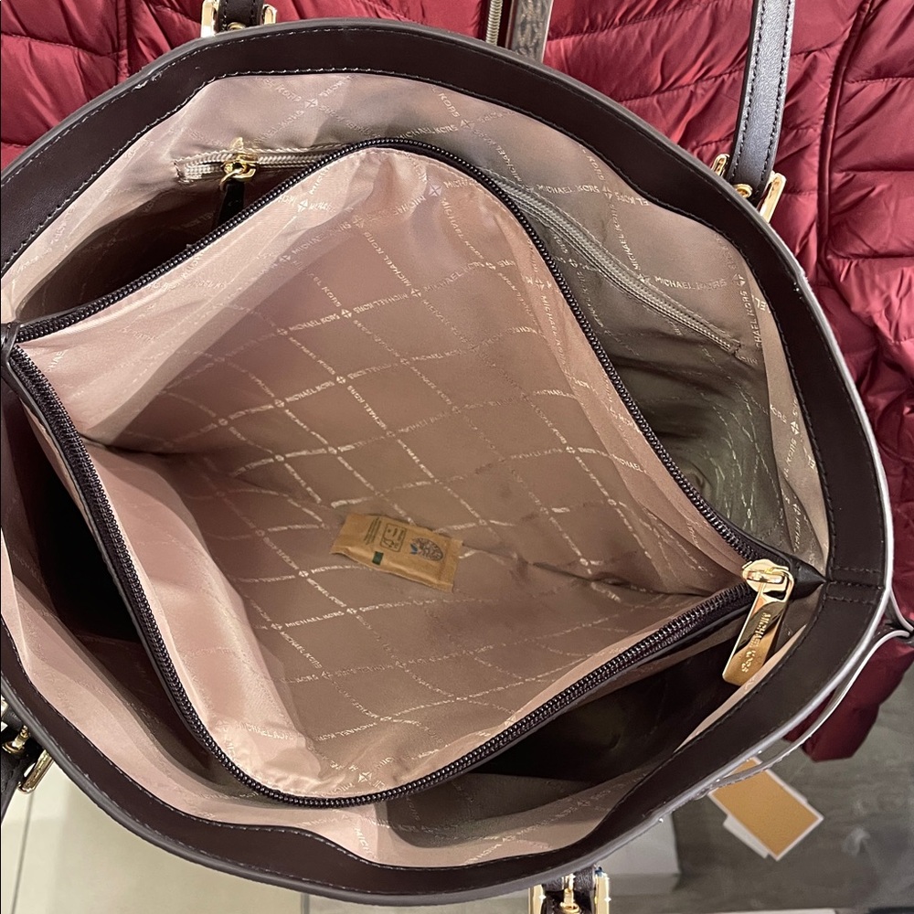 MICHAEL KORS Voyager Lg Color-Block Metallic Signature Logo EW Tote
Brown
NWT - Picture 9 of 16